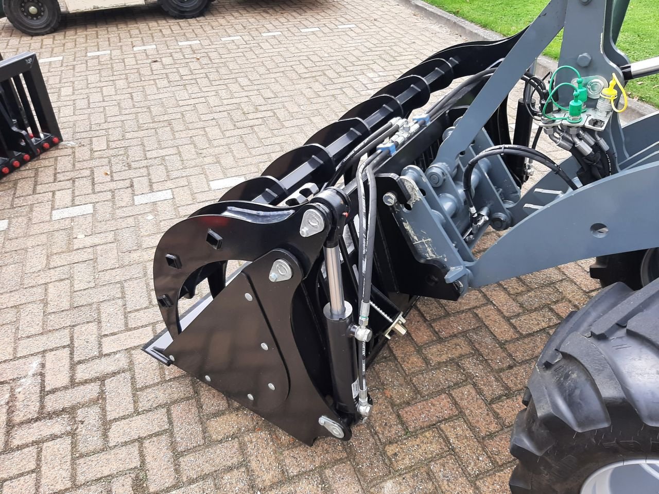 Knickgelenkte Baggerlader van het type HSM Puinbak met bovenklem 1.70m, Neumaschine in Hardegarijp (Foto 3)