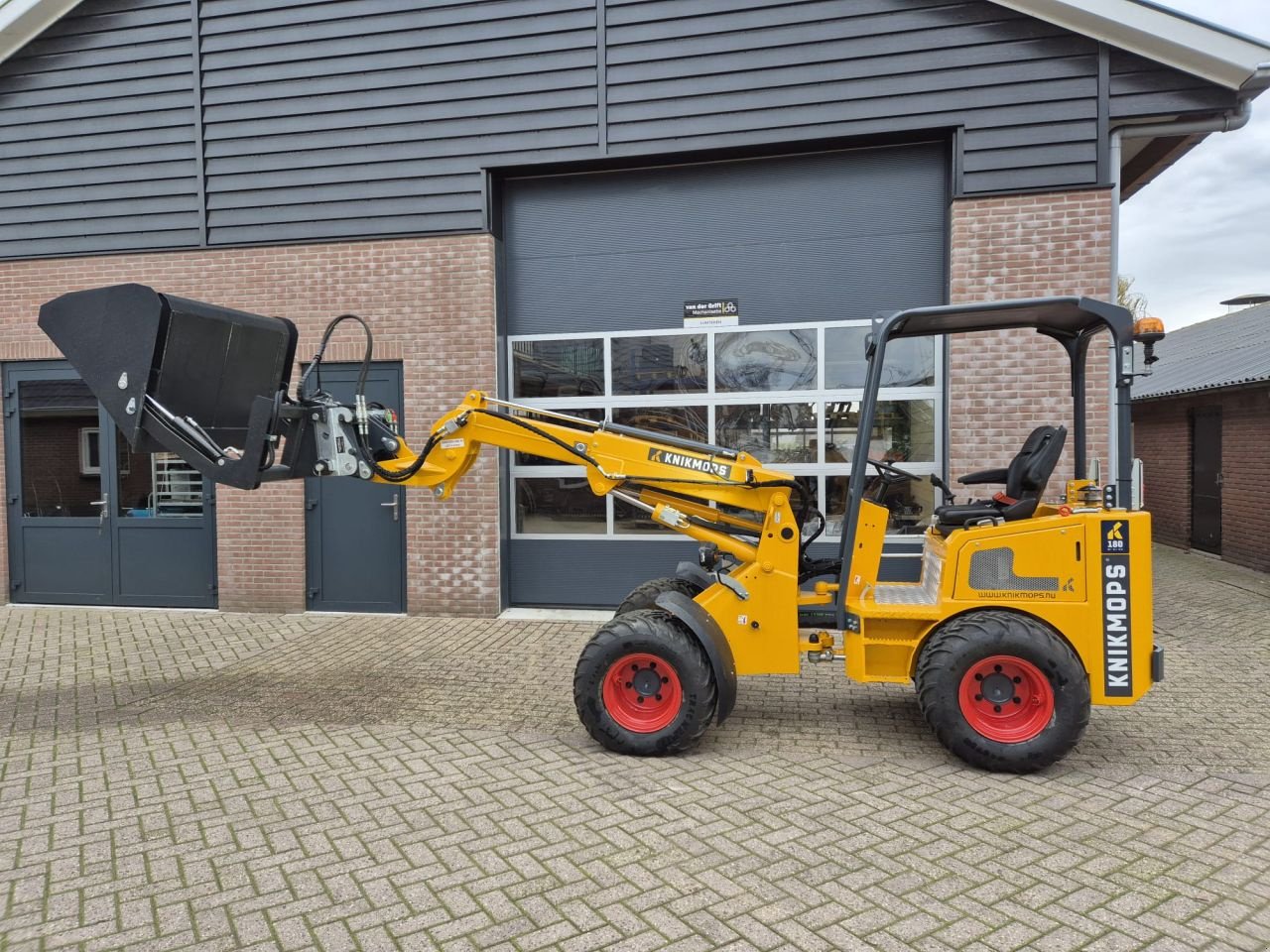 Knickgelenkte Baggerlader типа Knikmops 180, Neumaschine в Lunteren (Фотография 2)