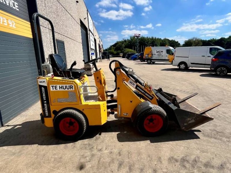 Knickgelenkte Baggerlader des Typs Knikmops KM 100, Gebrauchtmaschine in Booischot (Bild 1)