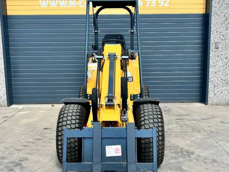 Knickgelenkte Baggerlader des Typs Knikmops KM 130 TELE, Neumaschine in Booischot (Bild 1)