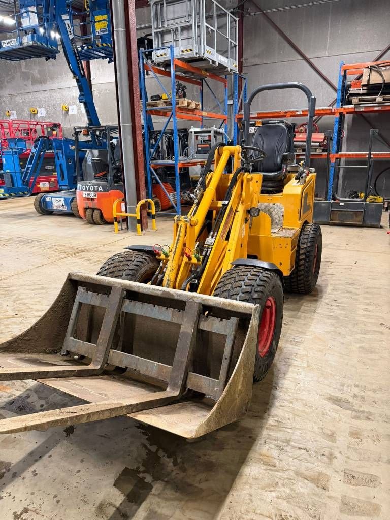 Knickgelenkte Baggerlader des Typs Knikmops KM 180, Gebrauchtmaschine in Booischot (Bild 1)