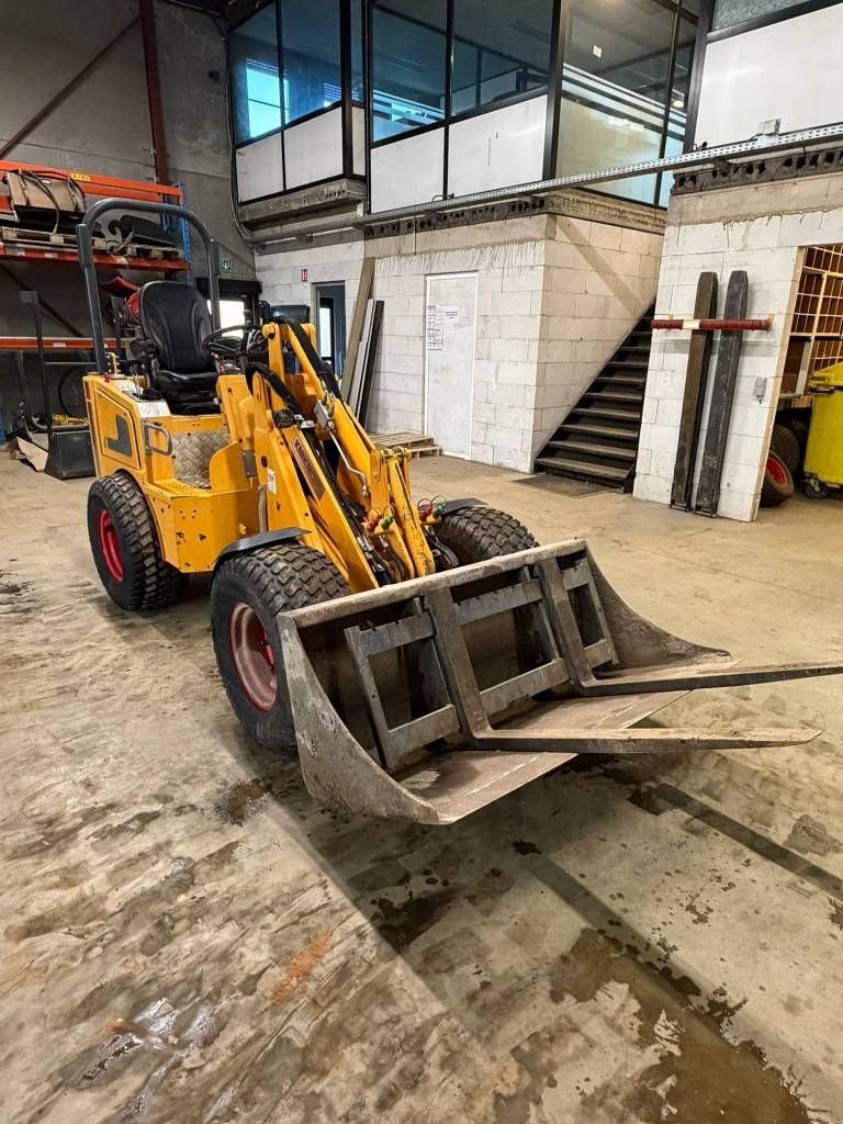 Knickgelenkte Baggerlader des Typs Knikmops KM 180, Gebrauchtmaschine in Booischot (Bild 2)