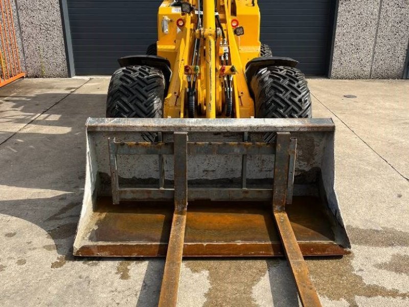 Knickgelenkte Baggerlader des Typs Knikmops KM 250, Gebrauchtmaschine in Booischot (Bild 1)