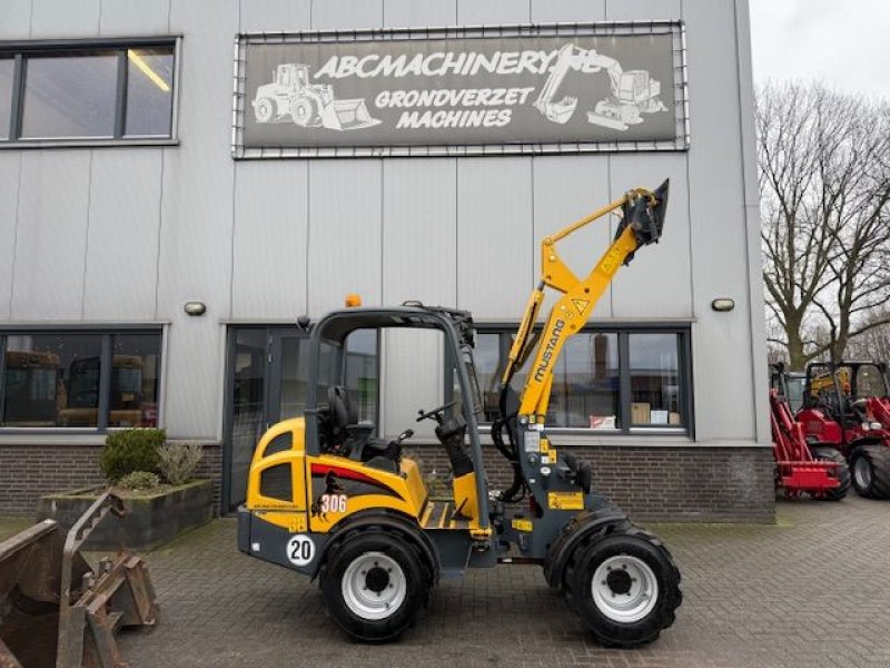 Knickgelenkte Baggerlader Türe ait Mustang 306, Gebrauchtmaschine içinde Cuijk (resim 5)