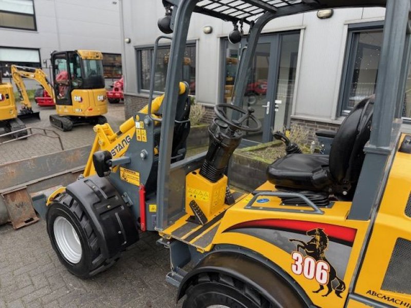 Knickgelenkte Baggerlader Türe ait Mustang 306, Gebrauchtmaschine içinde Cuijk (resim 4)