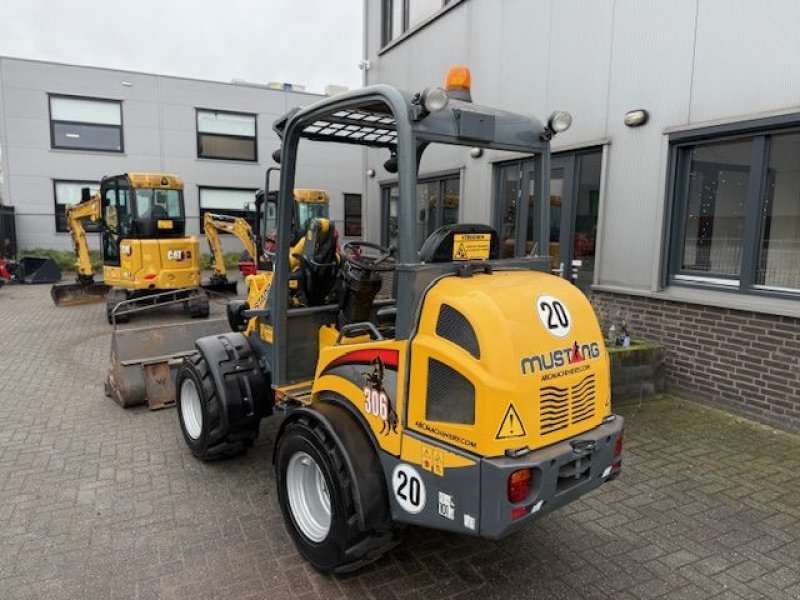 Knickgelenkte Baggerlader Türe ait Mustang 306, Gebrauchtmaschine içinde Cuijk (resim 3)