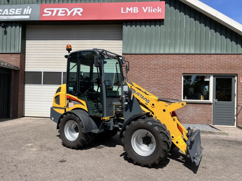 Knickgelenkte Baggerlader des Typs Mustang 506, Gebrauchtmaschine in Putten (Bild 1)