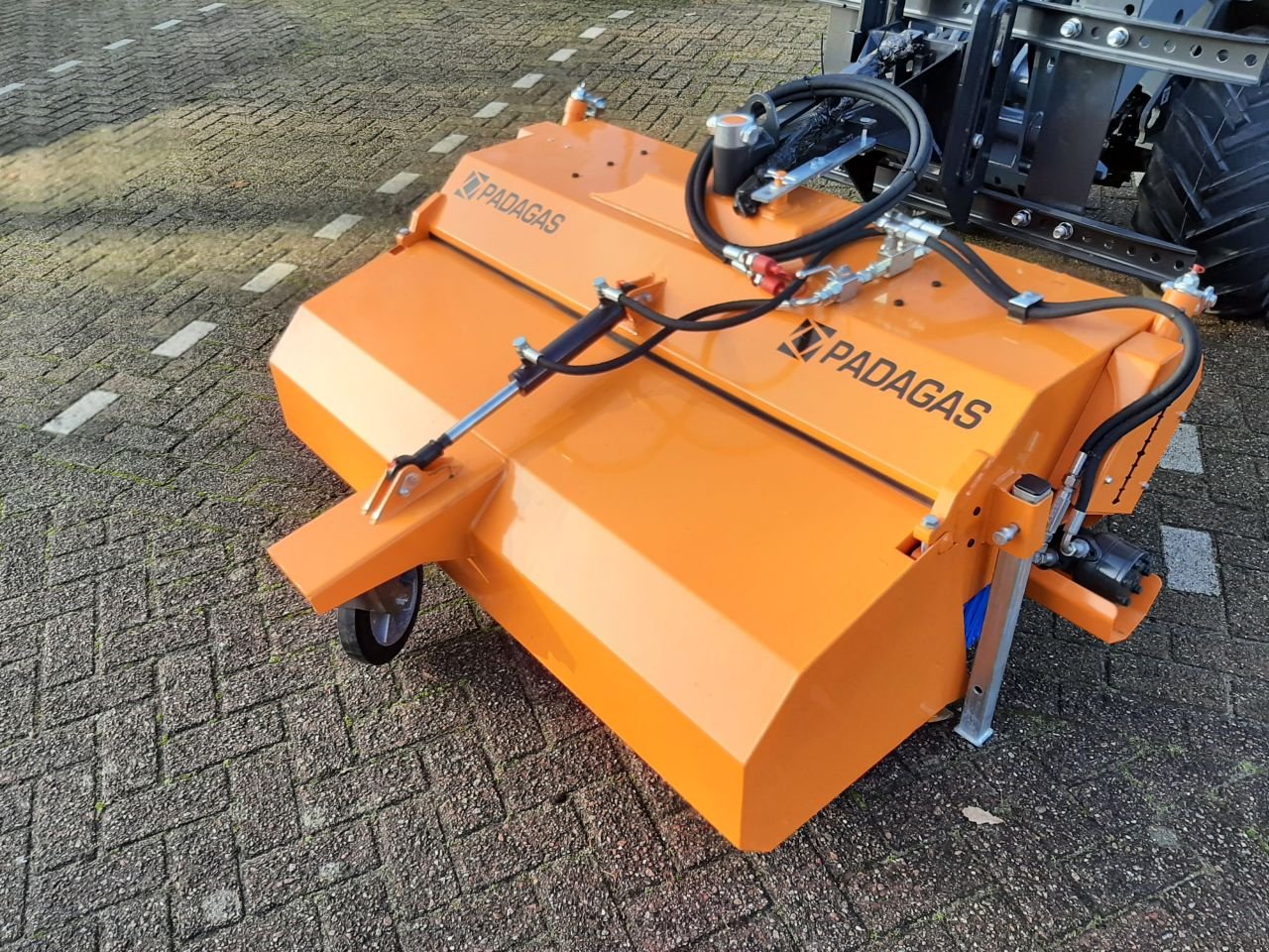 Knickgelenkte Baggerlader des Typs Padagas veegborstel voor GiANT 1.45m, Neumaschine in Hardegarijp (Bild 2)