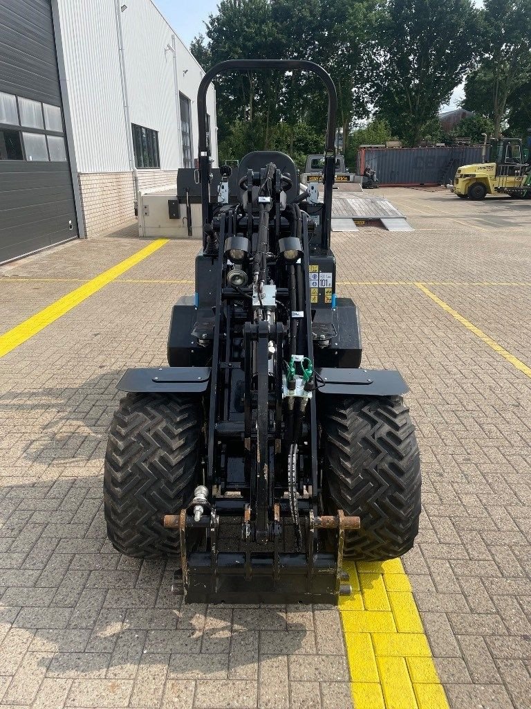 Knickgelenkte Baggerlader des Typs Sonstige Giant G 2200 E, Gebrauchtmaschine in WIJCHEN (Bild 4)