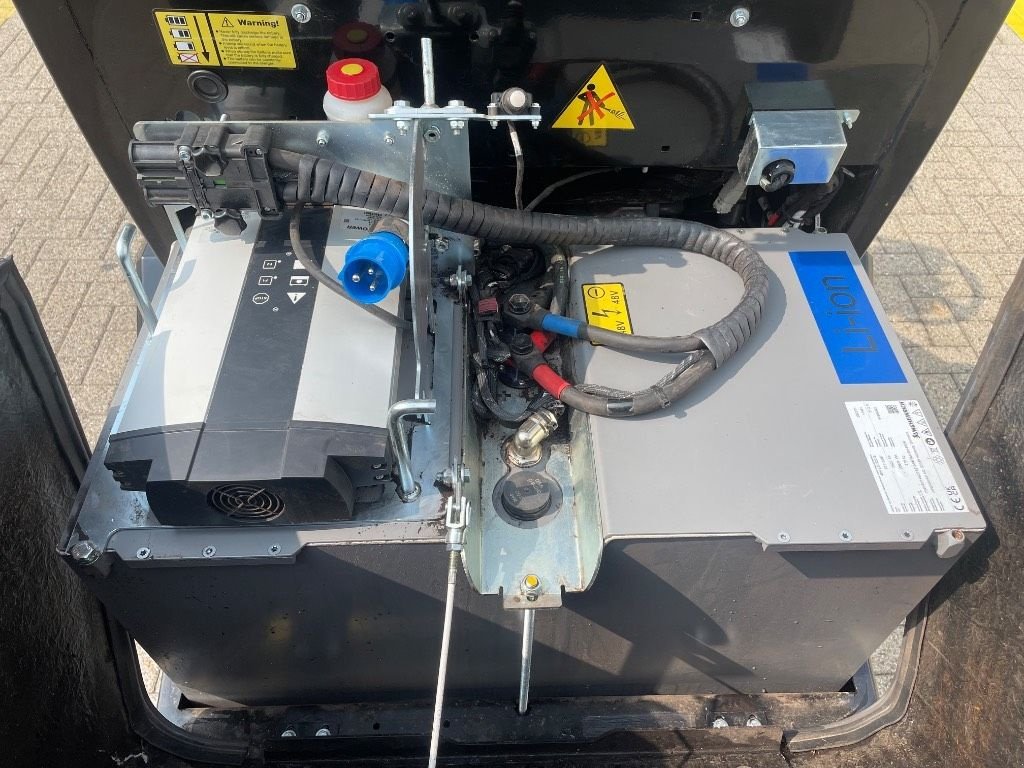 Knickgelenkte Baggerlader des Typs Sonstige Giant G 2200 E, Gebrauchtmaschine in WIJCHEN (Bild 10)