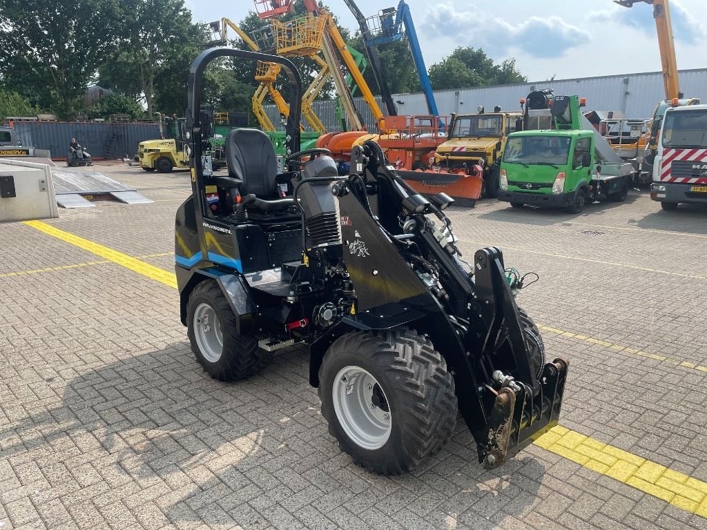 Knickgelenkte Baggerlader des Typs Sonstige Giant G 2200 E, Gebrauchtmaschine in WIJCHEN (Bild 5)