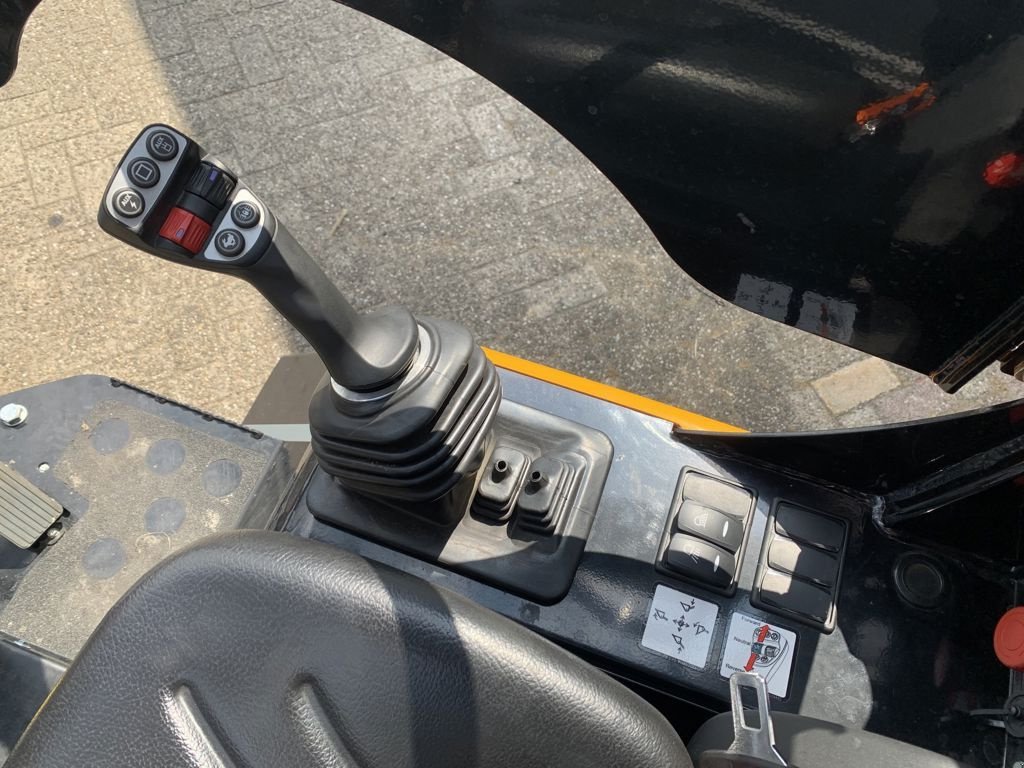 Knickgelenkte Baggerlader des Typs Sonstige Giant G2200E, Neumaschine in MARIENHEEM (Bild 9)