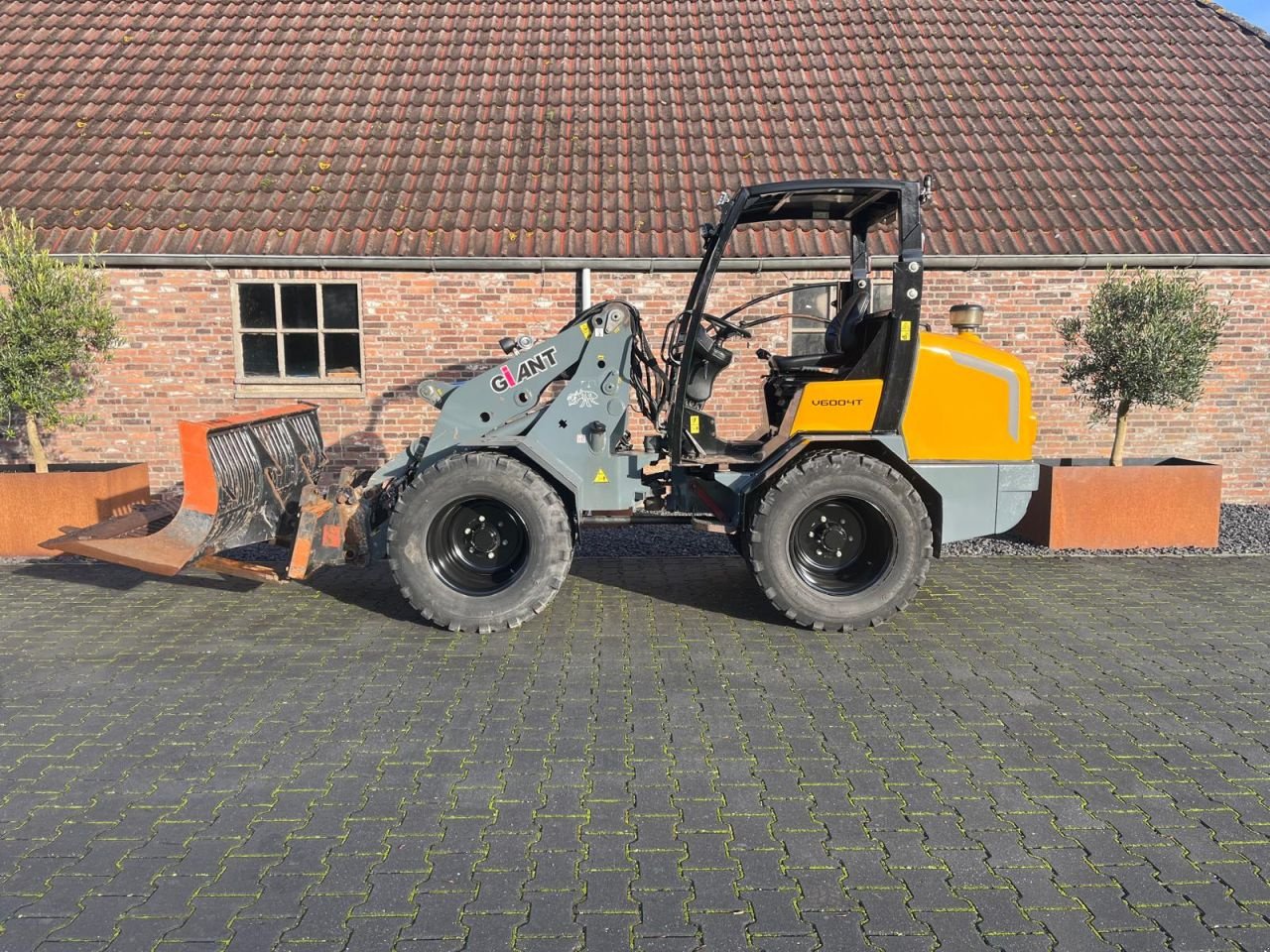 Knickgelenkte Baggerlader des Typs Sonstige Giant V6004T, Gebrauchtmaschine in Nijelamer (Bild 1)