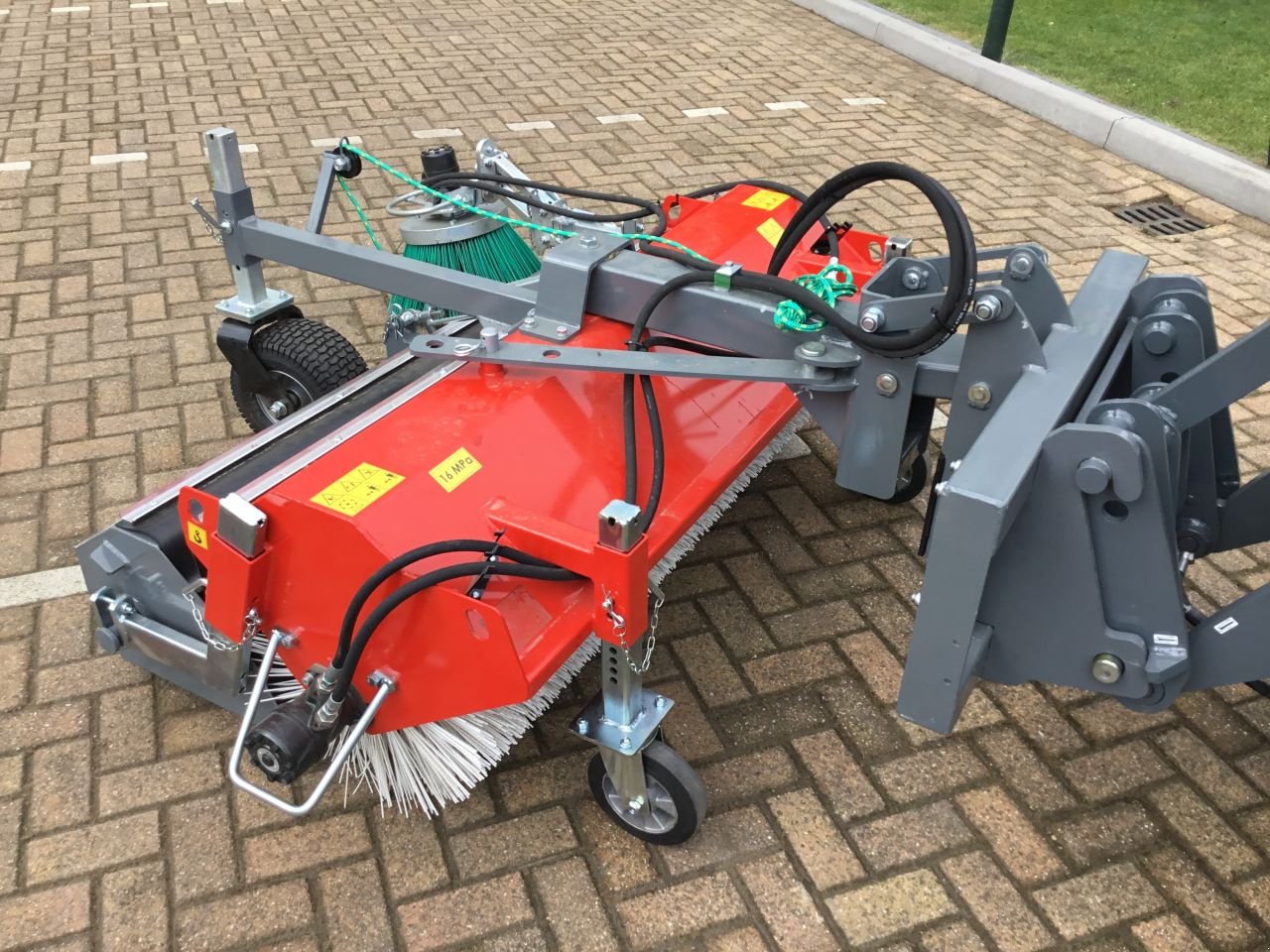 Knickgelenkte Baggerlader of the type Sonstige Giant Veegborstel, Neumaschine in Hardegarijp (Picture 3)