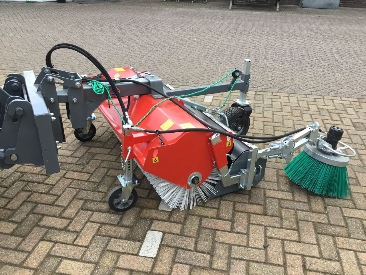 Knickgelenkte Baggerlader of the type Sonstige Giant Veegborstel, Neumaschine in Hardegarijp (Picture 5)