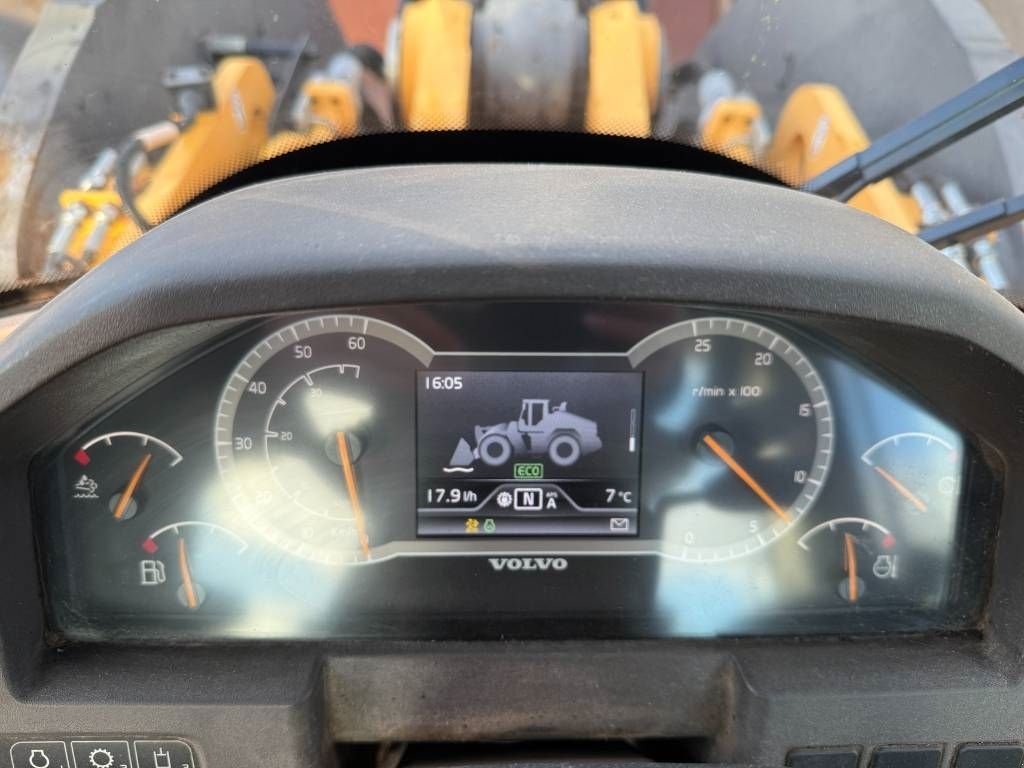 Knickgelenkte Baggerlader of the type Volvo L250H, Gebrauchtmaschine in Wommels (Picture 11)