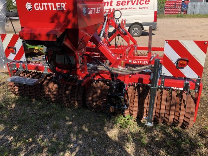 Kombination des Typs Güttler Greenmaster 3000, Neumaschine in Bubendorf (Bild 3)