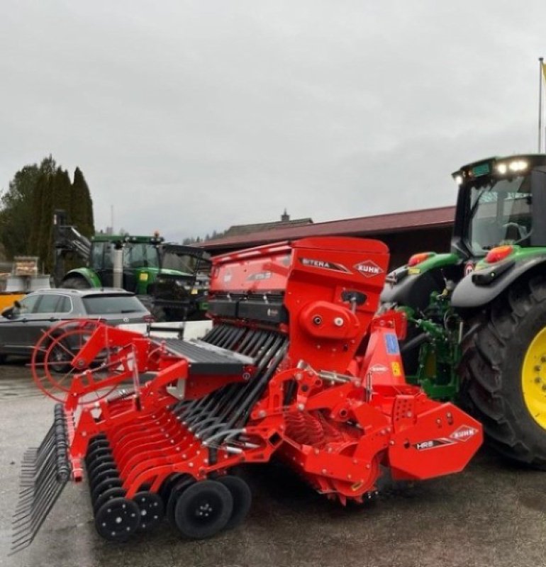 Kombination des Typs Kuhn SITERA 330-24 E - HRB 303 D, Ausstellungsmaschine in Landquart (Bild 1)