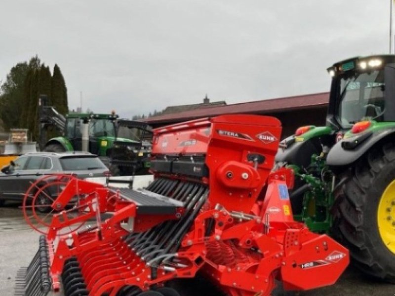 Kombination des Typs Kuhn SITERA 330-24 E - HRB 303 D, Ausstellungsmaschine in Landquart (Bild 1)