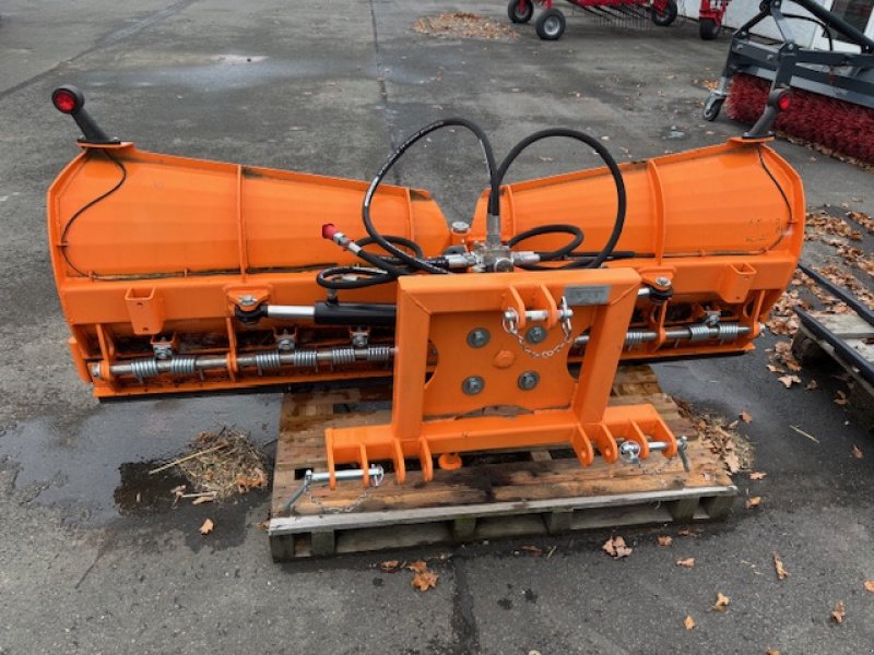 Kommunalfahrzeug des Typs Branson Vario Schneepflug 2000, Neumaschine in Gudensberg (Bild 2)