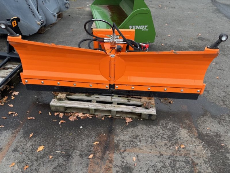 Kommunalfahrzeug des Typs Branson Vario Schneepflug 2000, Neumaschine in Gudensberg (Bild 1)