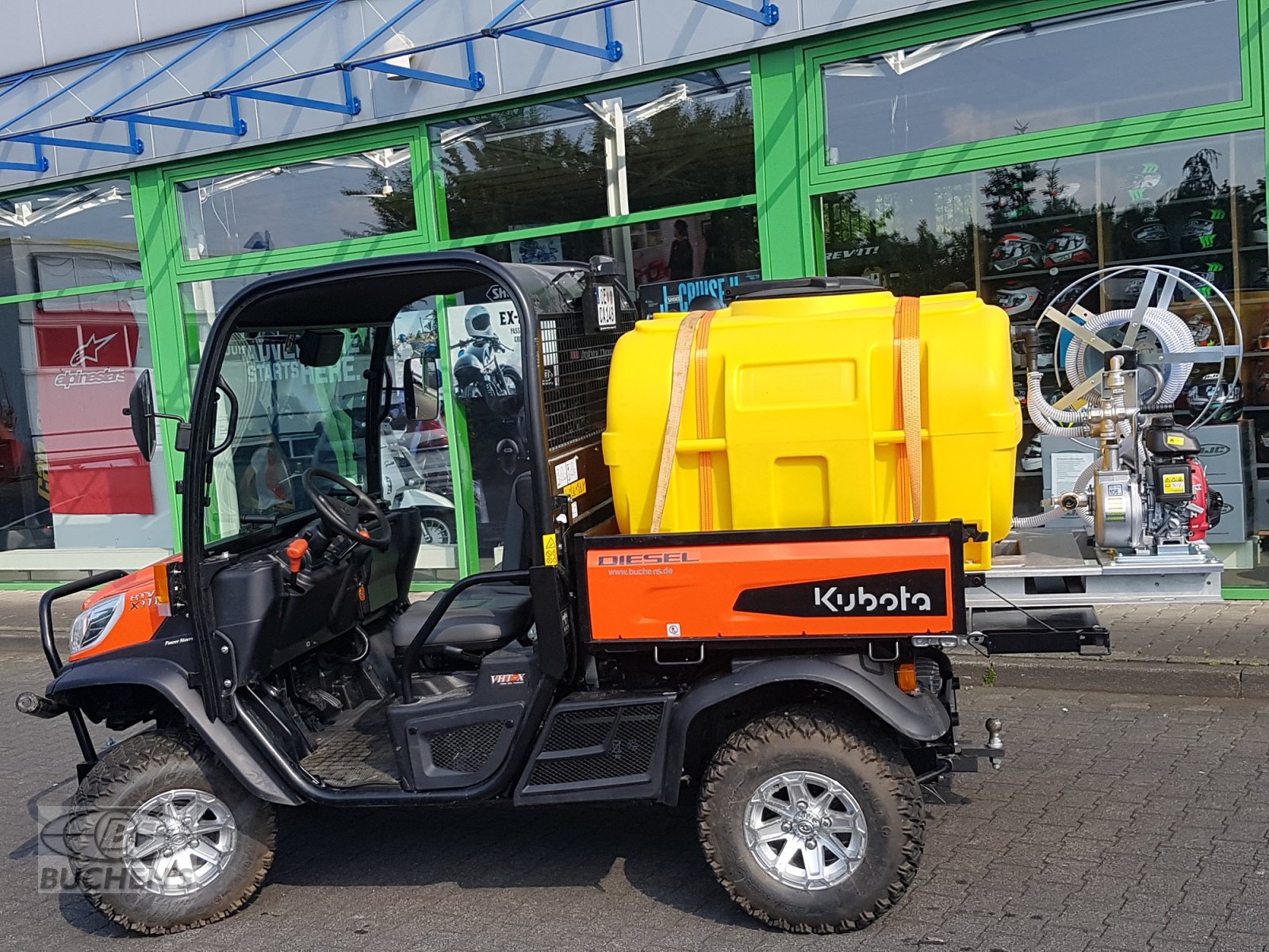 Kommunalfahrzeug des Typs Kubota RTVX 1110 incl BWS 130 Bewässerung, Neumaschine in Olpe (Bild 5)