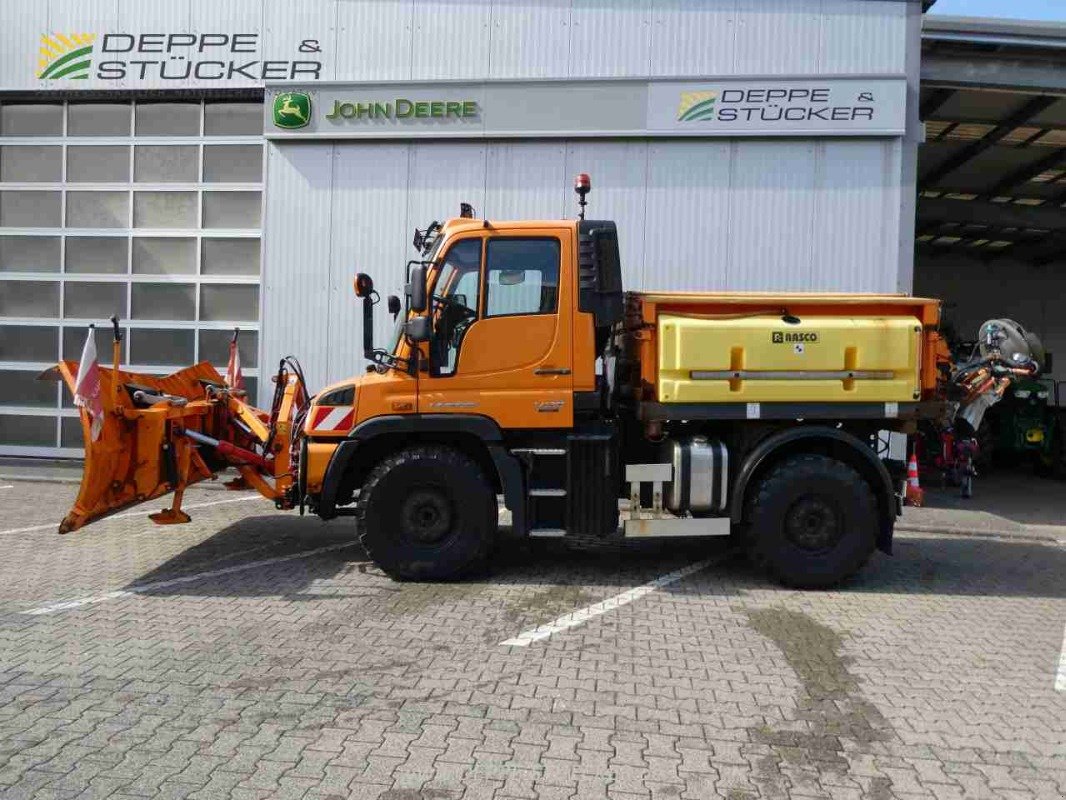 Kommunalfahrzeug a típus Mercedes-Benz Unimog U318 mit Schild+Streuer, Gebrauchtmaschine ekkor: Lauterberg/Barbis (Kép 1)