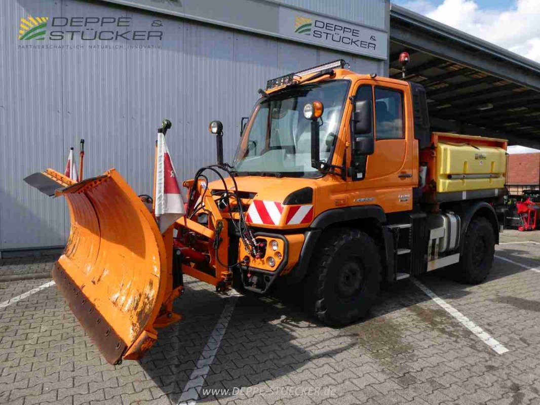 Kommunalfahrzeug a típus Mercedes-Benz Unimog U318 mit Schild+Streuer, Gebrauchtmaschine ekkor: Lauterberg/Barbis (Kép 2)