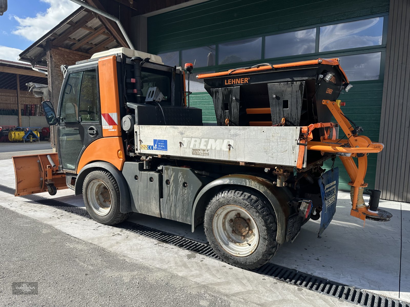 Kommunalfahrzeug tipa Multicar Tremo Carrier S mit Streuer und Schneepflug Salz Splitt mit Spikes, Gebrauchtmaschine u Rankweil (Slika 3)