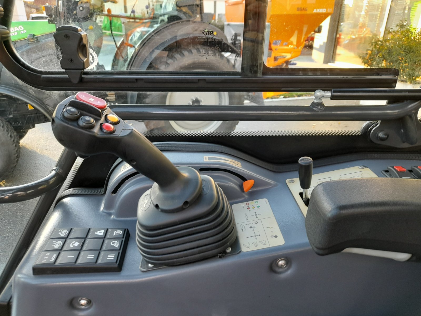 Kommunalfahrzeug des Typs Multihog CX 75, Gebrauchtmaschine in Bad Wurzach (Bild 3)