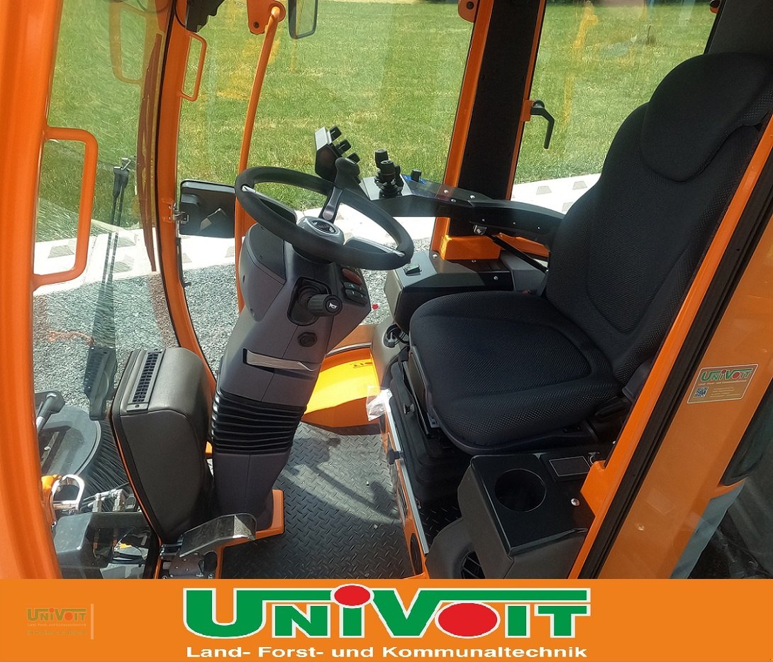 Kommunalfahrzeug des Typs Vitra Vitra Knicklenker mit 75 PS Kommunal Kehr Schneepflug Streuer Winterdienst, Neumaschine in Warmensteinach (Bild 5)