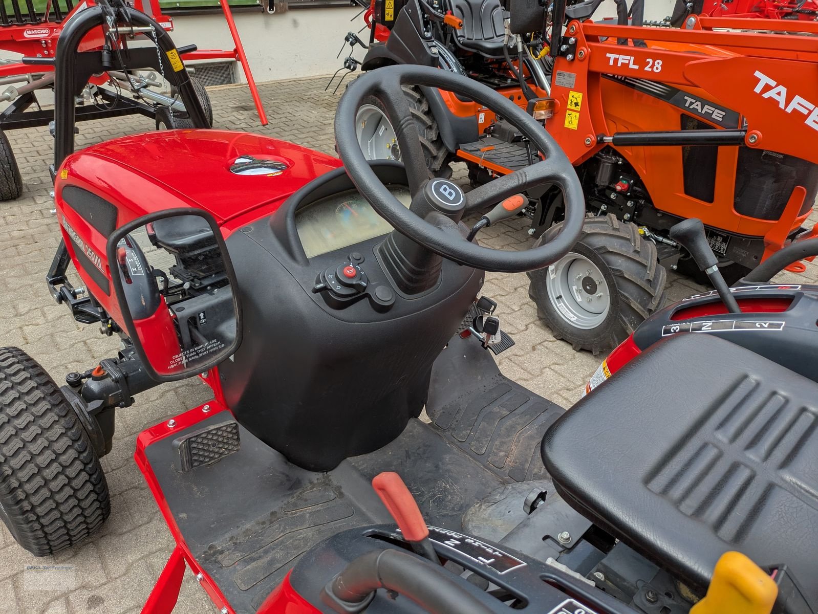 Kommunaltraktor типа Branson 2500 L, Neumaschine в Obing (Фотография 2)