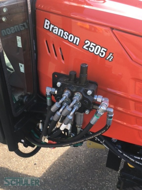 Kommunaltraktor typu Branson 2505H, Neumaschine v St. Märgen (Obrázek 12)