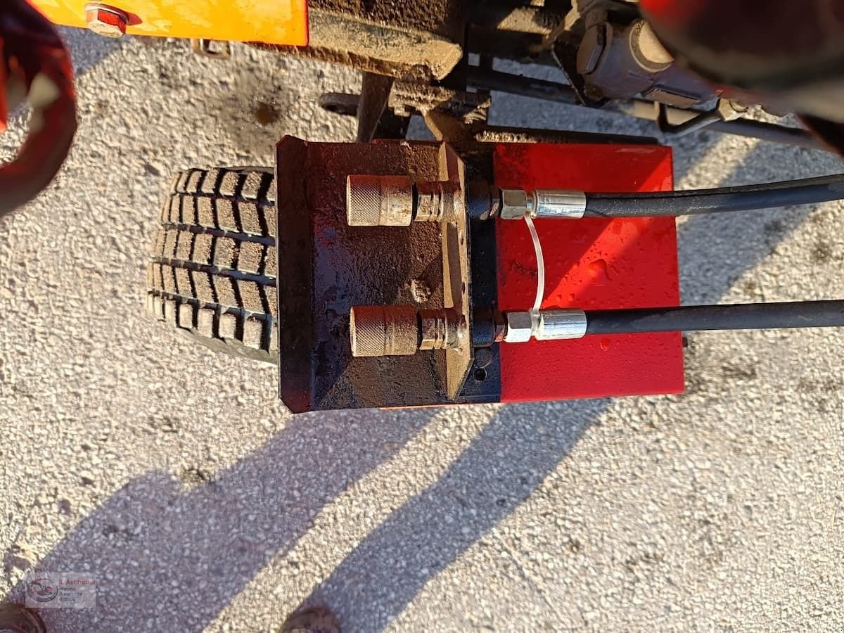 Kommunaltraktor des Typs Hako Hakotrac 2300D inkl. Kehrmaschine und hydr. Schn, Gebrauchtmaschine in Dimbach (Bild 8)