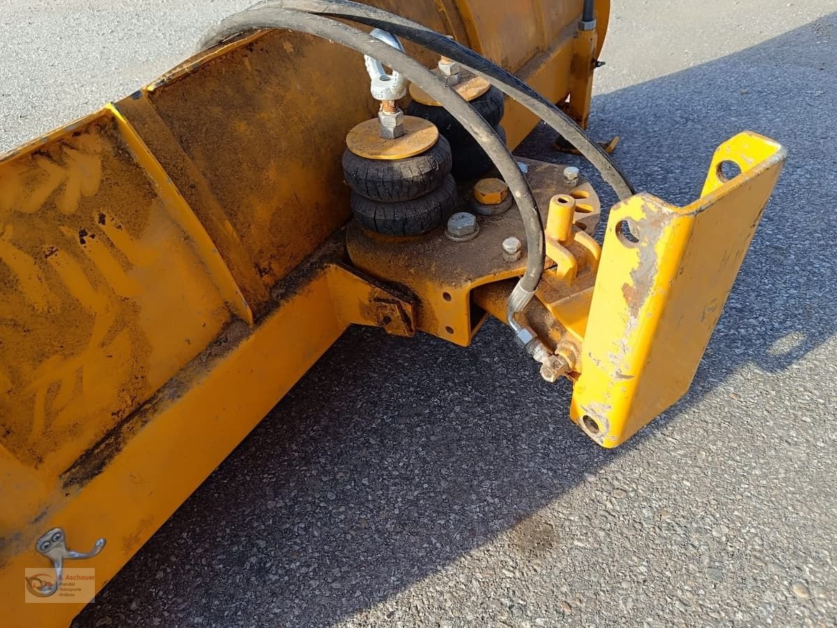 Kommunaltraktor des Typs Hako Hakotrac 2300D inkl. Kehrmaschine und hydr. Schn, Gebrauchtmaschine in Dimbach (Bild 13)