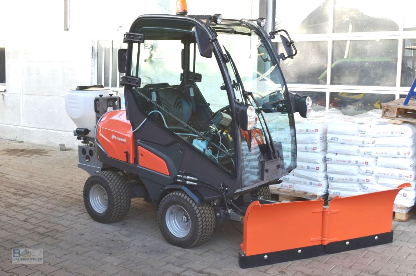 Kommunaltraktor des Typs Husqvarna Rider P525 DX Winterdienst Schneeschild V-Pflug Salzstreuer, Neumaschine in Frontenhausen (Bild 1)