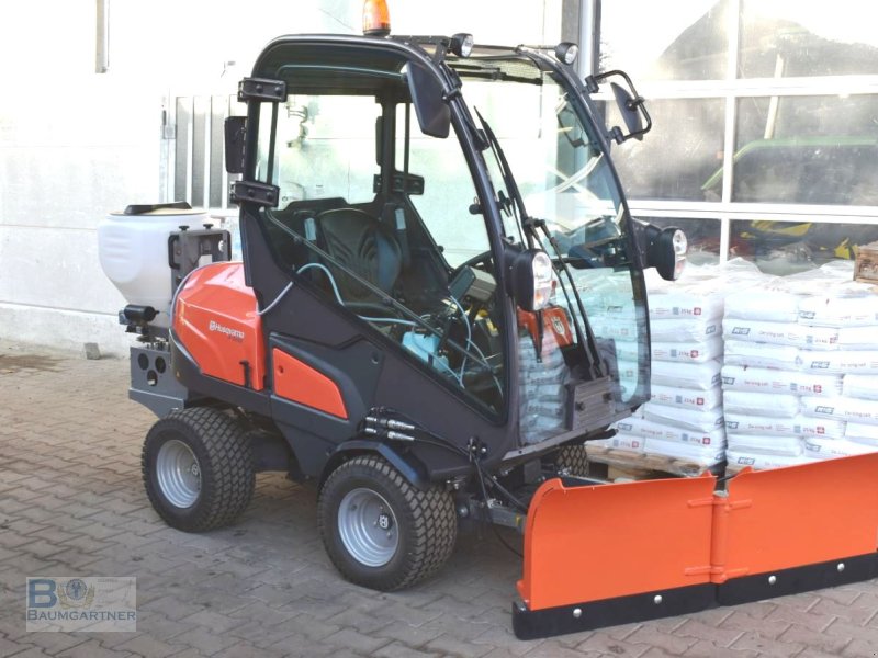 Kommunaltraktor des Typs Husqvarna Rider P525 DX Winterdienst Schneeschild V-Pflug Salzstreuer, Neumaschine in Frontenhausen (Bild 1)