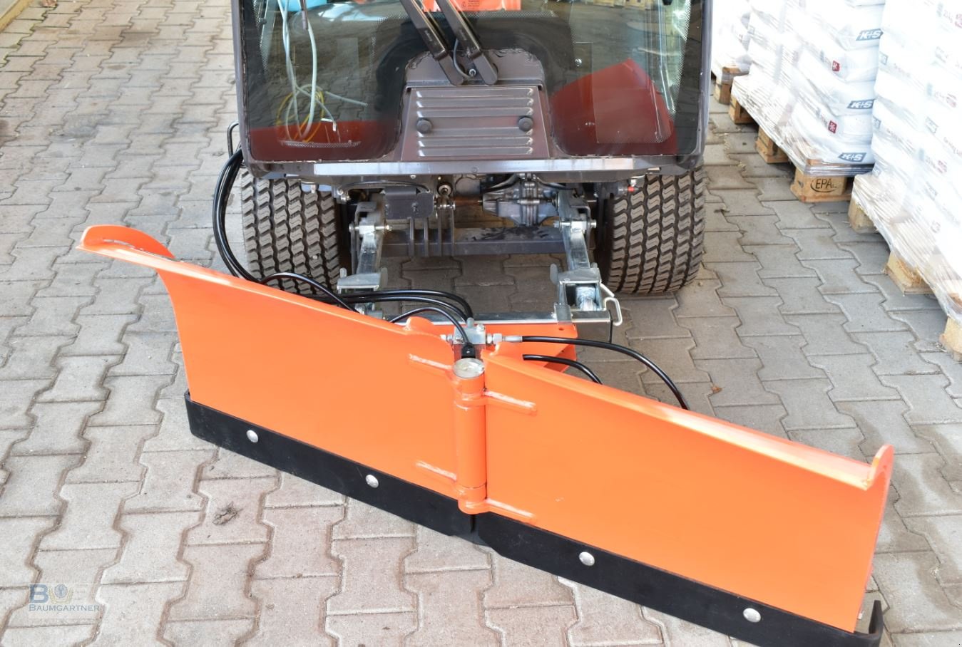 Kommunaltraktor des Typs Husqvarna Rider P525 DX Winterdienst Schneeschild V-Pflug Salzstreuer, Neumaschine in Frontenhausen (Bild 3)