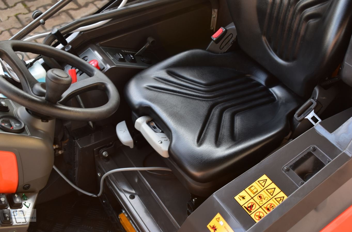 Kommunaltraktor des Typs Husqvarna Rider P525 DX Winterdienst Schneeschild V-Pflug Salzstreuer, Neumaschine in Frontenhausen (Bild 5)