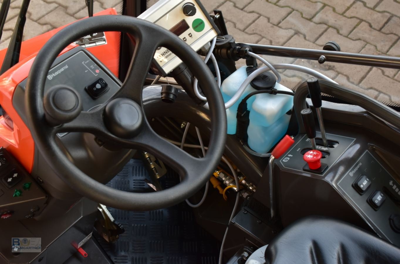 Kommunaltraktor des Typs Husqvarna Rider P525 DX Winterdienst Schneeschild V-Pflug Salzstreuer, Neumaschine in Frontenhausen (Bild 7)