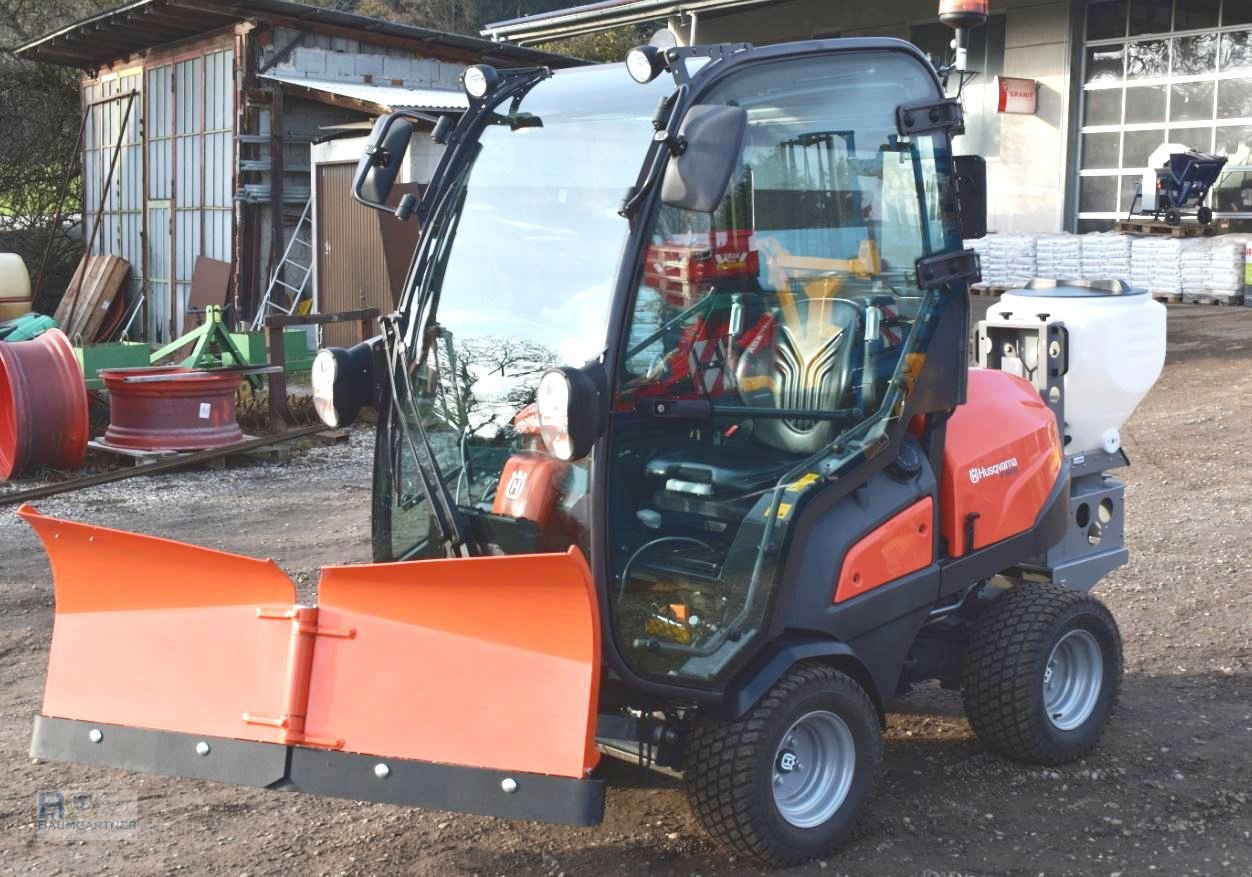 Kommunaltraktor des Typs Husqvarna Rider P525 DX Winterdienst Schneeschild V-Pflug Salzstreuer, Neumaschine in Frontenhausen (Bild 9)