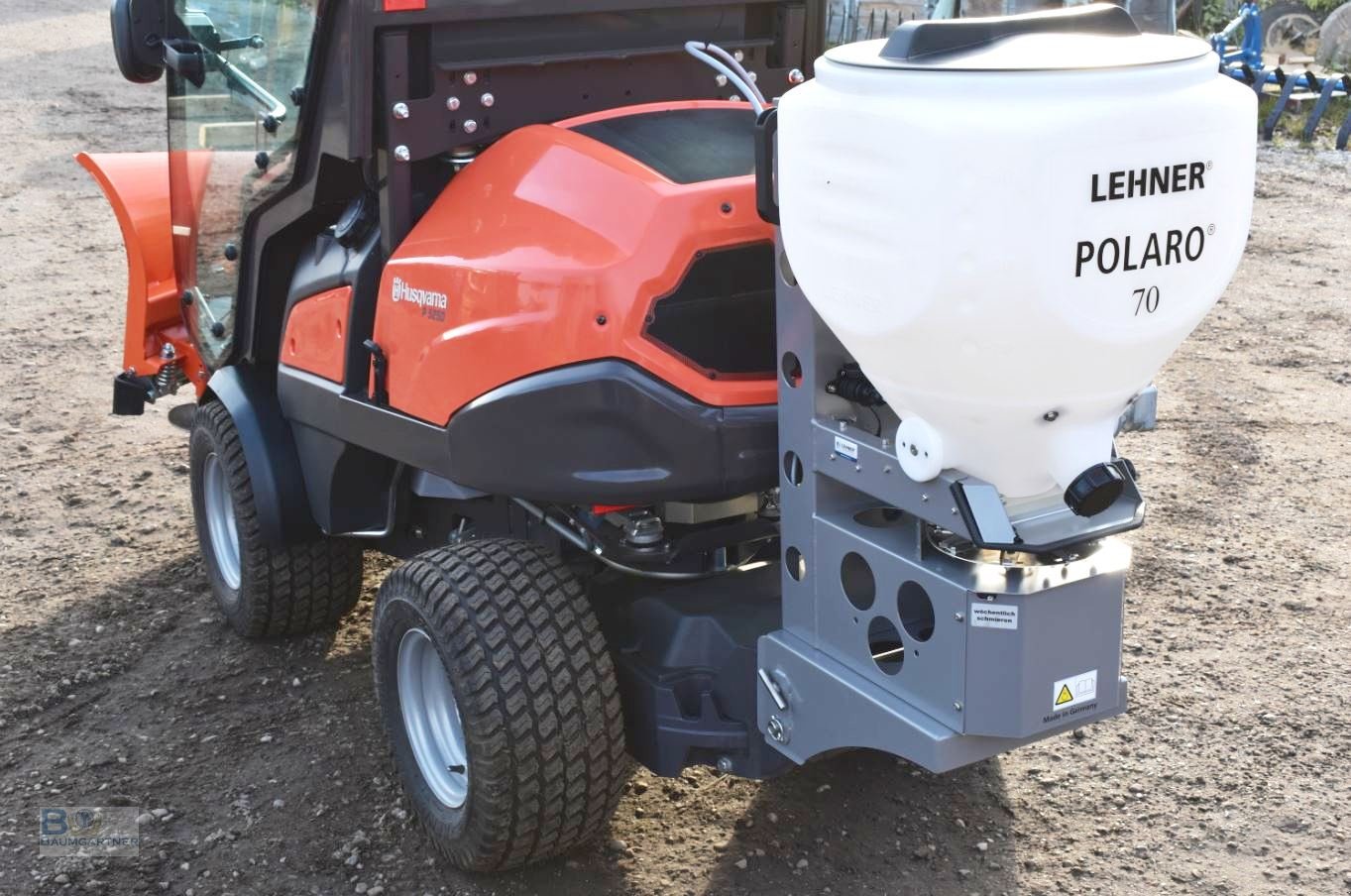 Kommunaltraktor des Typs Husqvarna Rider P525 DX Winterdienst Schneeschild V-Pflug Salzstreuer, Neumaschine in Frontenhausen (Bild 10)