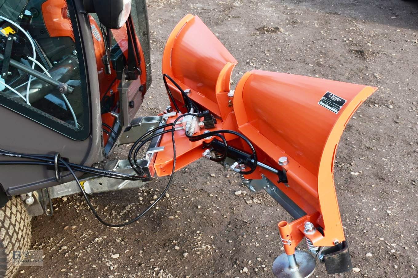 Kommunaltraktor des Typs Husqvarna Rider P525 DX Winterdienst Schneeschild V-Pflug Salzstreuer, Neumaschine in Frontenhausen (Bild 11)