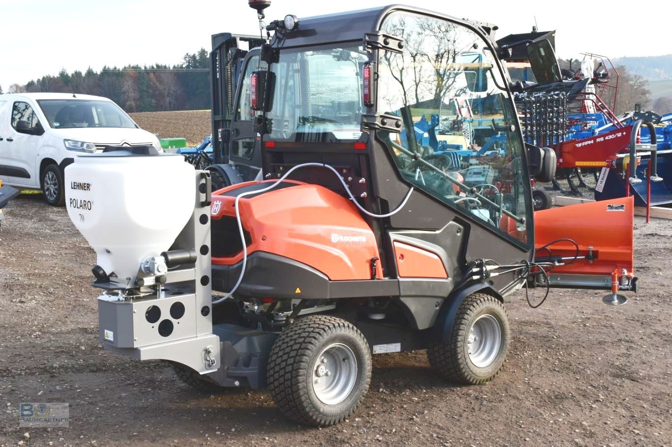 Kommunaltraktor des Typs Husqvarna Rider P525 DX Winterdienst Schneeschild V-Pflug Salzstreuer, Neumaschine in Frontenhausen (Bild 12)