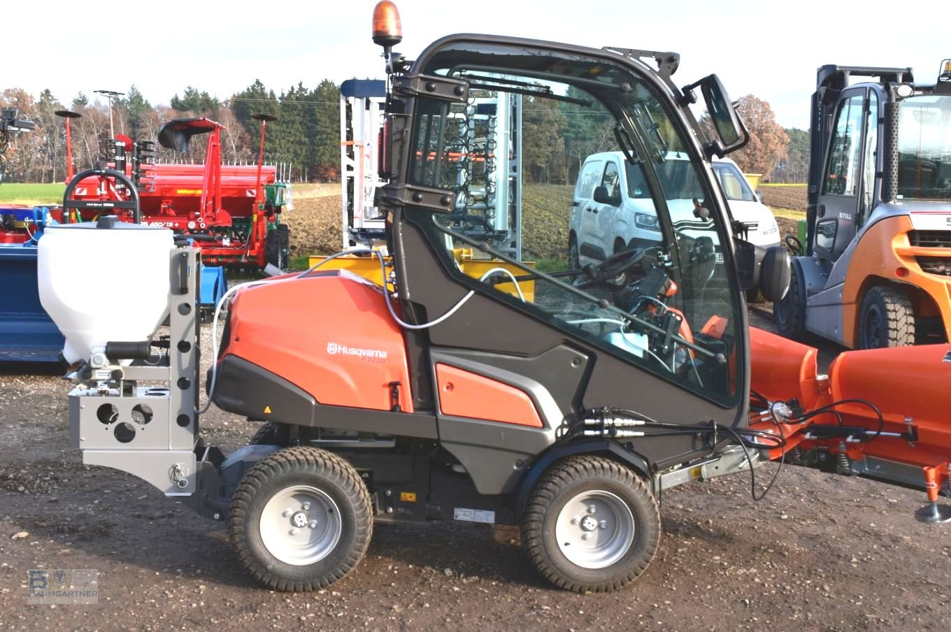 Kommunaltraktor des Typs Husqvarna Rider P525 DX Winterdienst Schneeschild V-Pflug Salzstreuer, Neumaschine in Frontenhausen (Bild 13)
