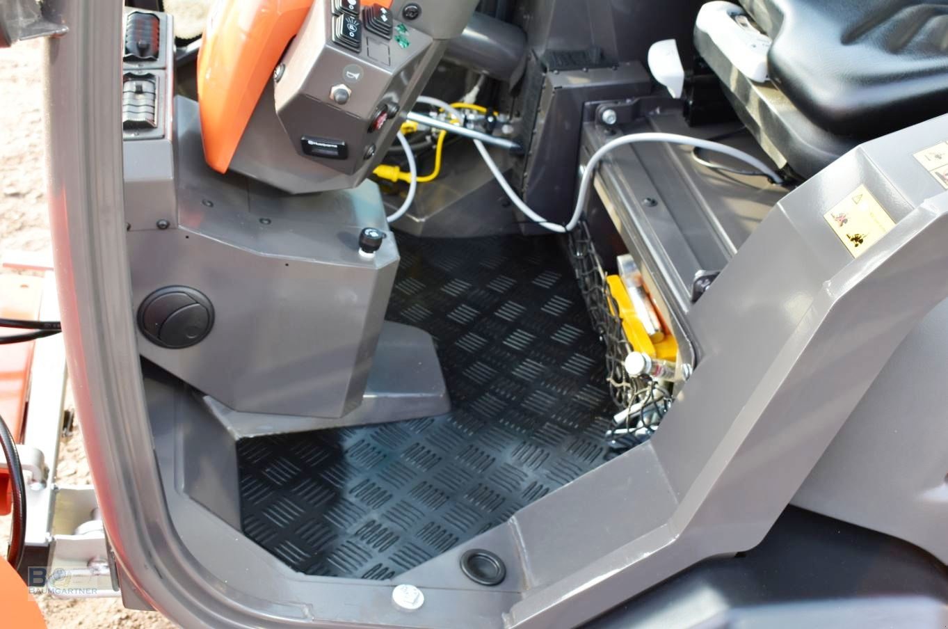 Kommunaltraktor des Typs Husqvarna Rider P525 DX Winterdienst Schneeschild V-Pflug Salzstreuer, Neumaschine in Frontenhausen (Bild 14)