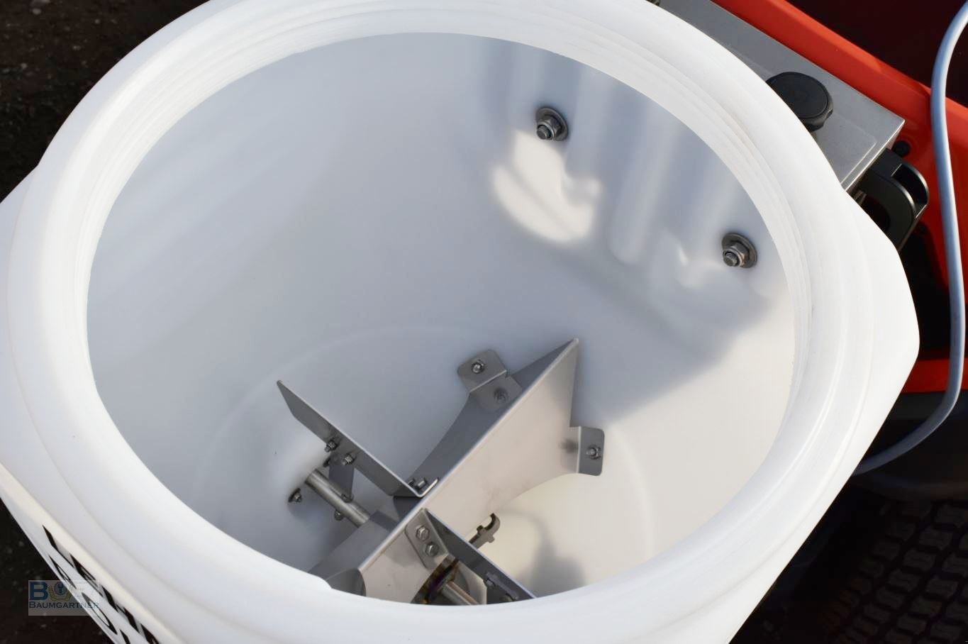 Kommunaltraktor des Typs Husqvarna Rider P525 DX Winterdienst Schneeschild V-Pflug Salzstreuer, Neumaschine in Frontenhausen (Bild 15)