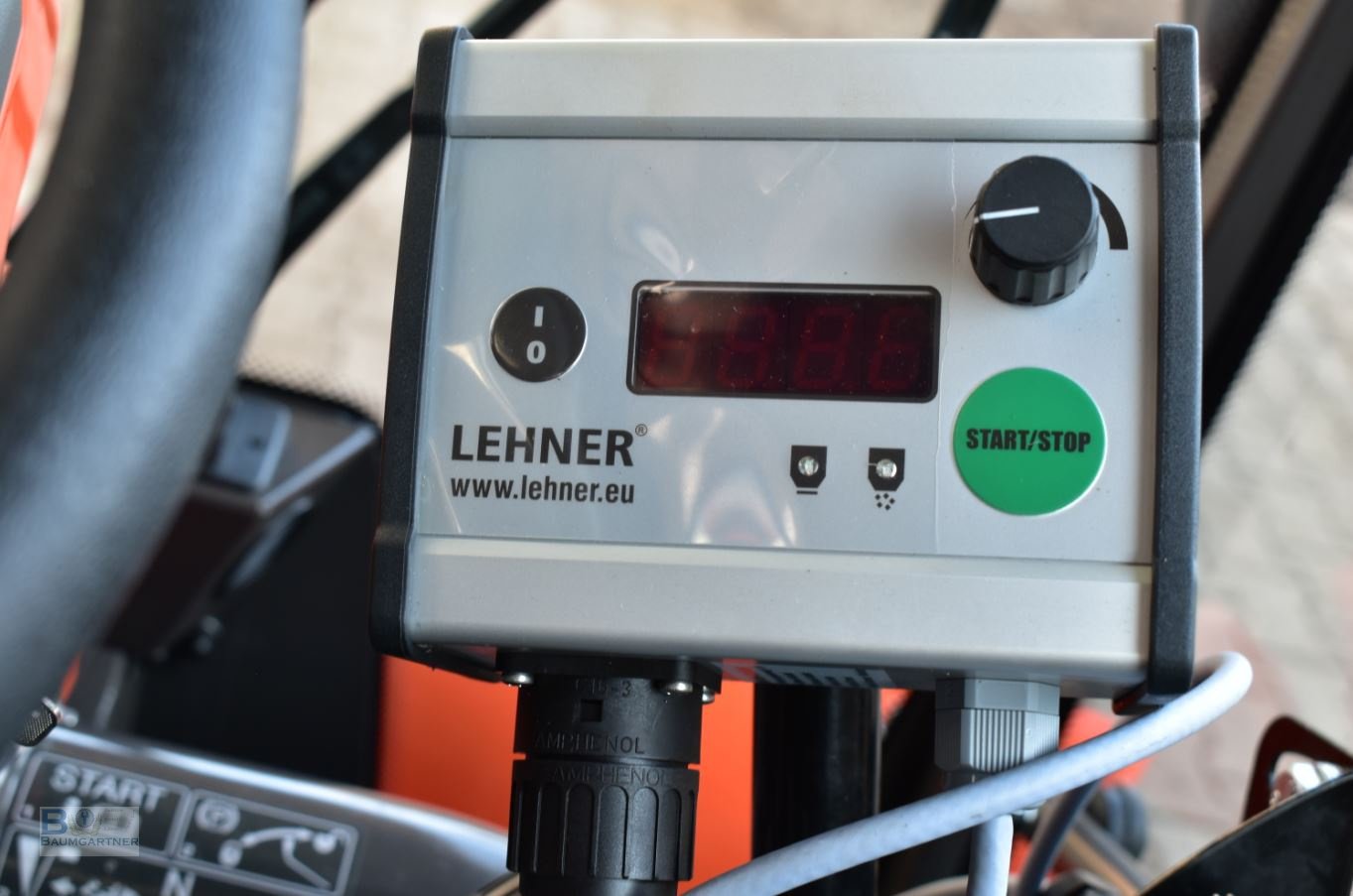 Kommunaltraktor des Typs Husqvarna Rider P525 DX Winterdienst Schneeschild V-Pflug Salzstreuer, Neumaschine in Frontenhausen (Bild 16)