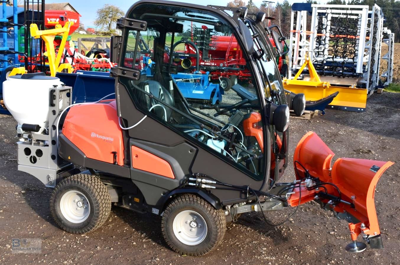 Kommunaltraktor des Typs Husqvarna Rider P525 DX Winterdienst Schneeschild V-Pflug Salzstreuer, Neumaschine in Frontenhausen (Bild 9)