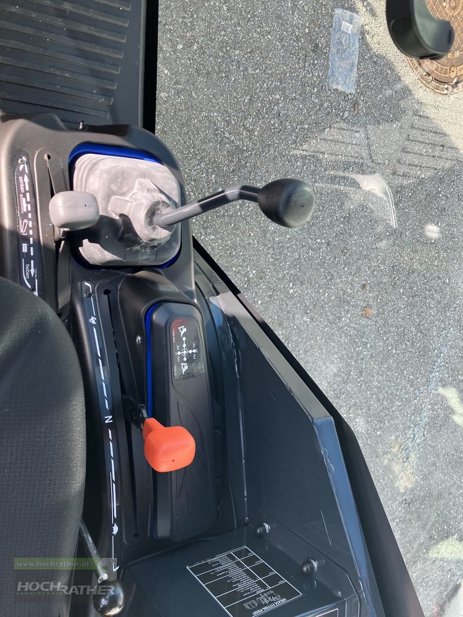 Kommunaltraktor des Typs Iseki TXGS 24 AHL mit Kabine, Neumaschine in Kronstorf (Bild 15)